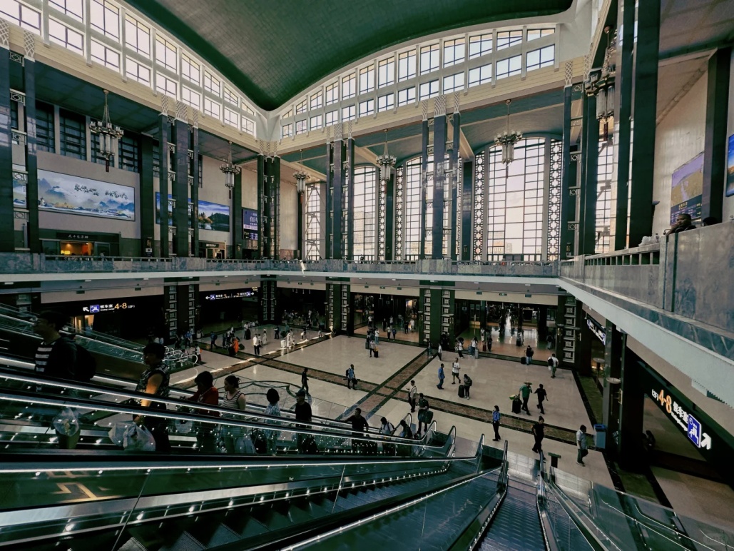 Beijing Railway Station transforms into a mobile art gallery, stunning netizens with its hidden beauty