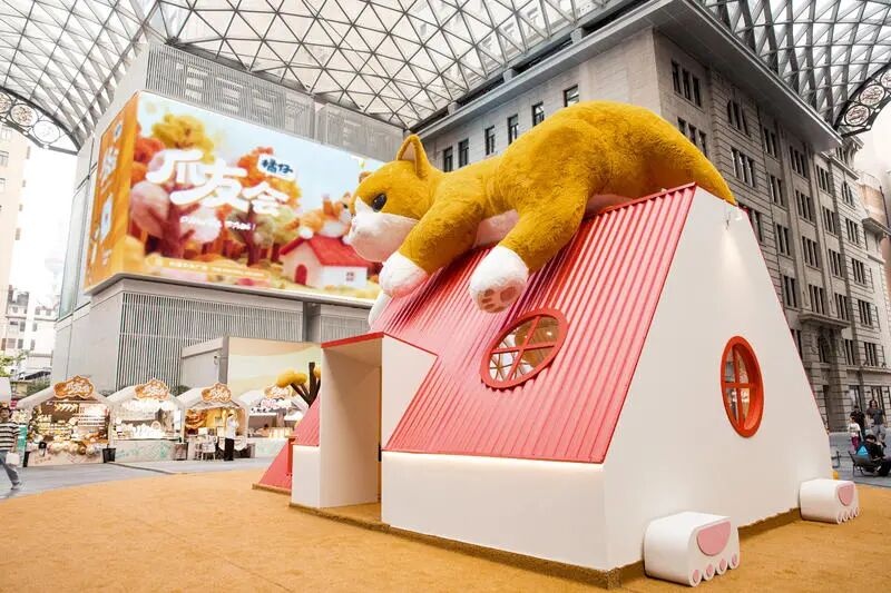 Giant orange cat makes a heartwarming "return" to The Bund