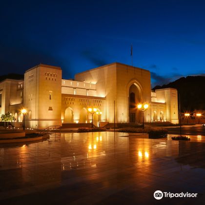 苏丹卡布斯大清真寺+马斯喀特苏丹皇宫+马斯喀特皇家歌剧院+加拉里堡和米拉尼堡+老马托拉集市一日游