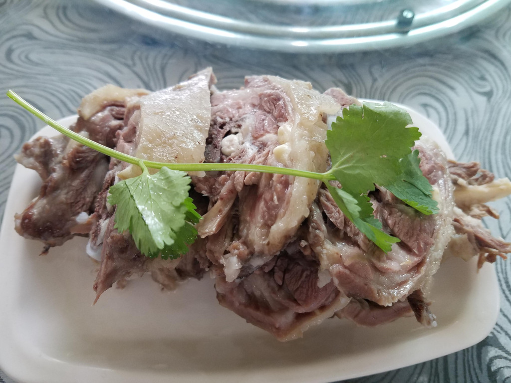 安顿好了,马上来品尝了有名的东乡手抓羊肉,特别要的脖子部位比较瘦
