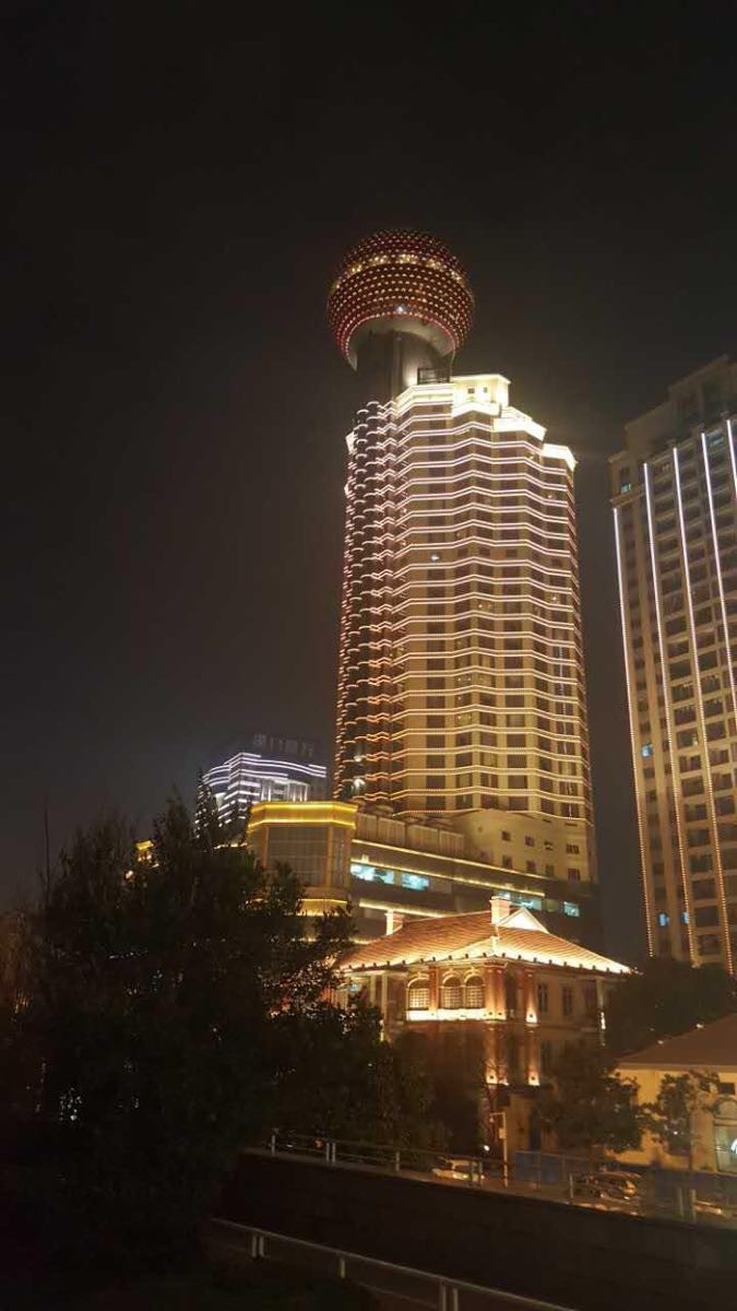 入住的江城明珠豪生酒店,紧邻沿江