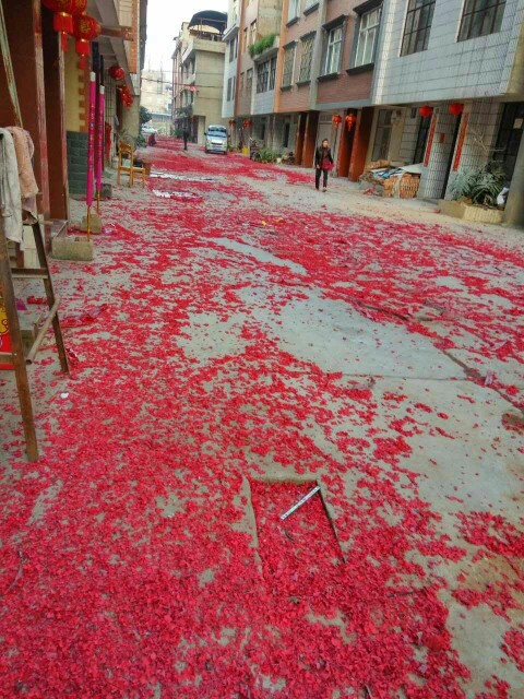                炮仗纸铺就红地毯
