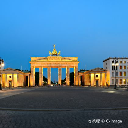 德国柏林+勃兰登堡门+欧洲被害犹太人纪念碑+圣彼得教堂+新天鹅堡+安联球场9日8晚私家团