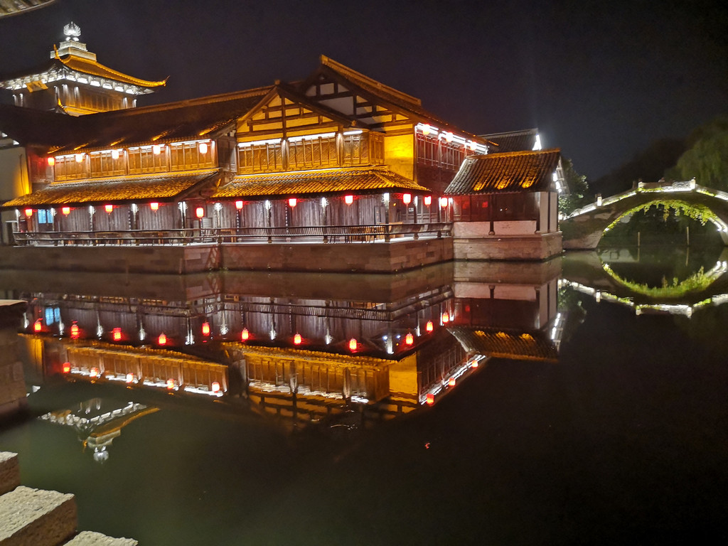 鲁镇夜景