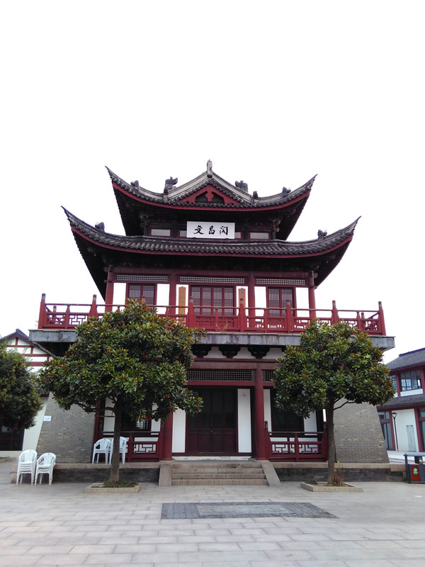 往西就是文昌阁,这是传统中国城市的格局,一个标志性的塔,还有一个就
