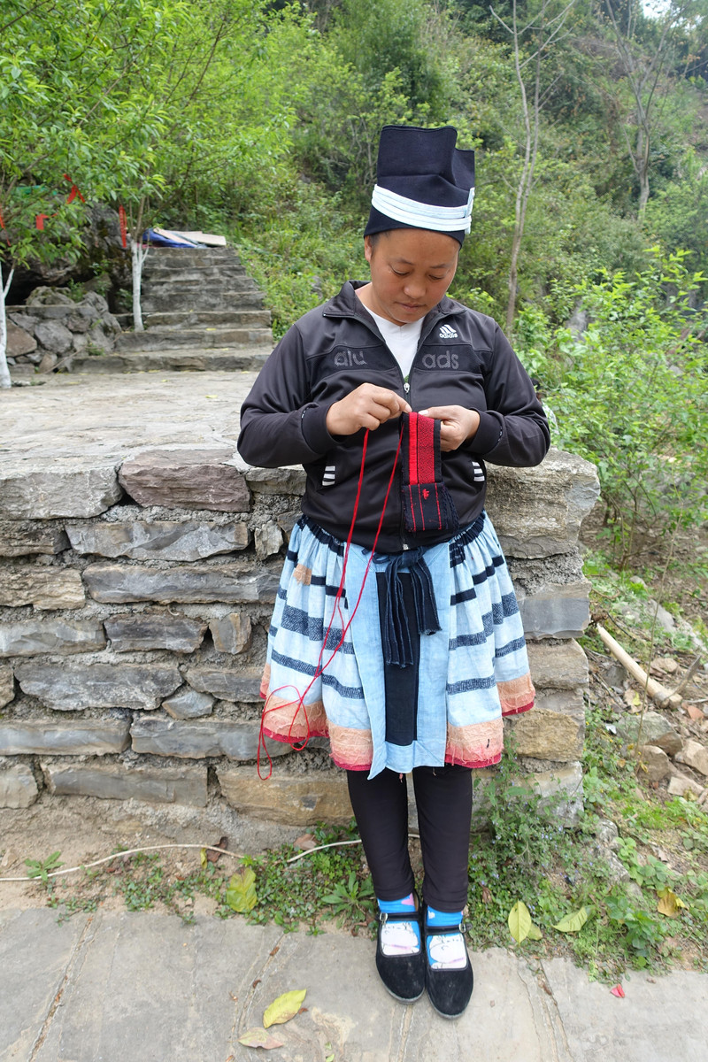 这里是白裤瑶民族,服饰很有特色.结婚后男女都包头.
