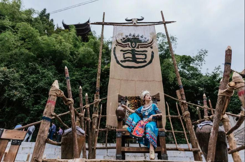 进入部落之前,游客首先需要阅读酋长"蚩尤氏"规定的族规,进入部落后