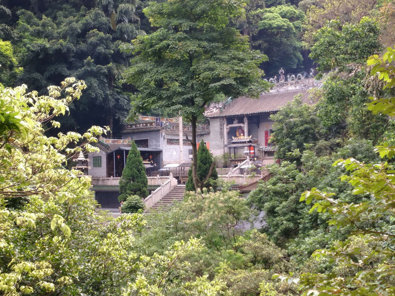 云泉仙馆后殿,中间放生池,右侧墨庄.