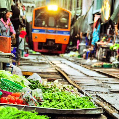 曼谷美功铁道市场+丹嫩沙多水上集市+安帕瓦水上集市一日游