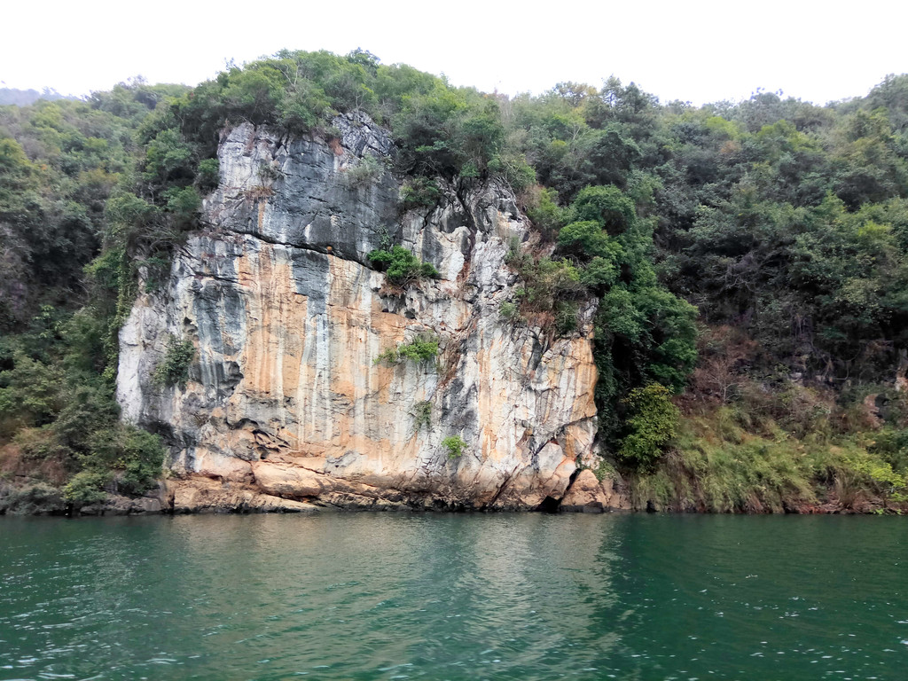 小三峡两岸山上的石头五颜六色,给我们展现了一幅幅风景各异的山水画.