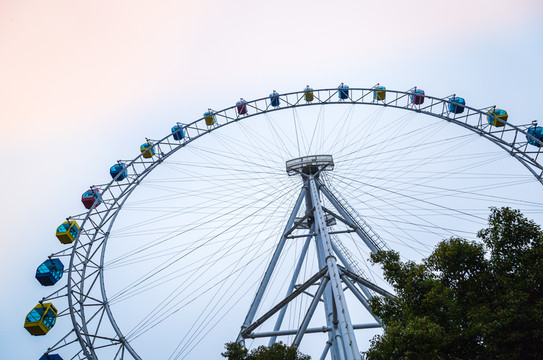 暨阳湖欢乐世界的摩天轮自由旋转,这是一个城市的浪漫标志.