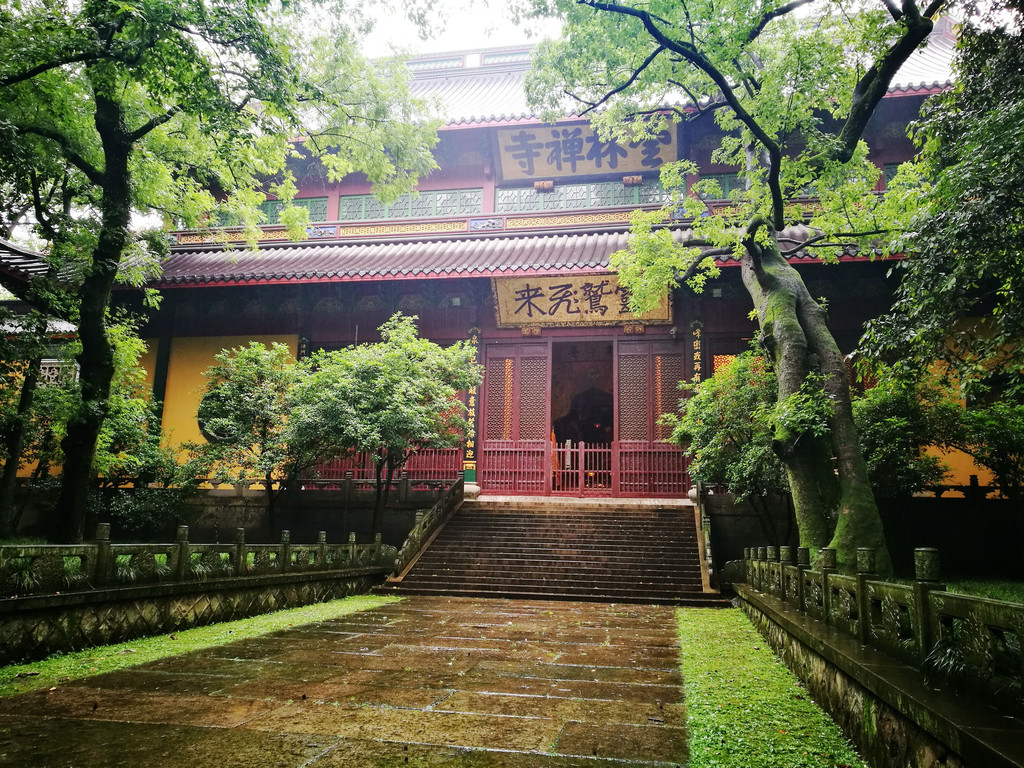 杭州灵隐飞来峰,因活济公而闻名,来了才知道它美得如此