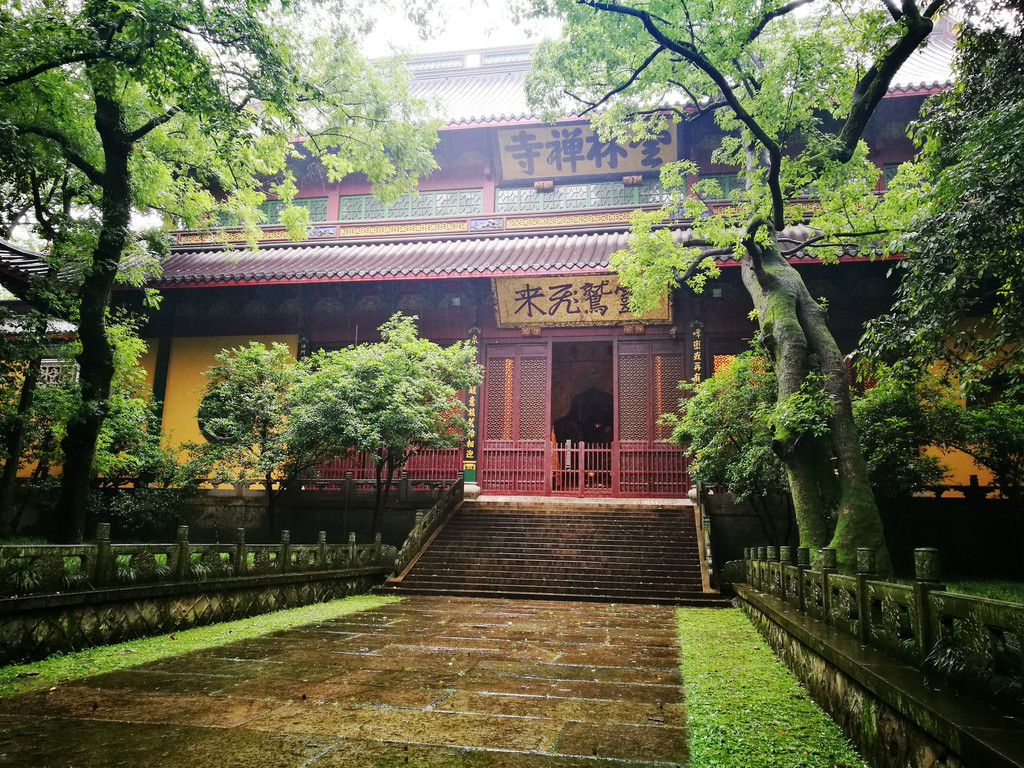 杭州灵隐寺飞来峰,因活佛济公而闻名,来了才知道它美得如此神圣