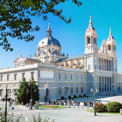 西班牙+马德里+马德里王宫+王室赤足女修道院+阿穆德纳圣母主教座堂一日游