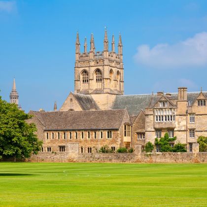英国牛津大学+班普顿+海克利尔城堡一日游