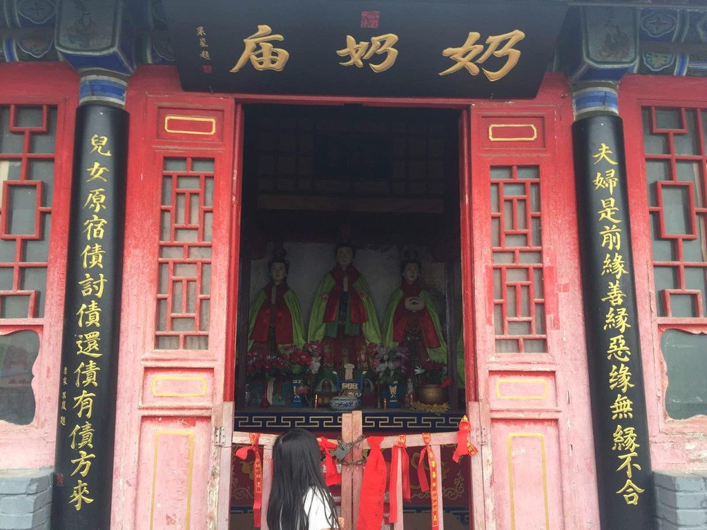 后边的旧址里边几个小庙颇有风味,财神庙和奶奶庙前的对联尤其值得