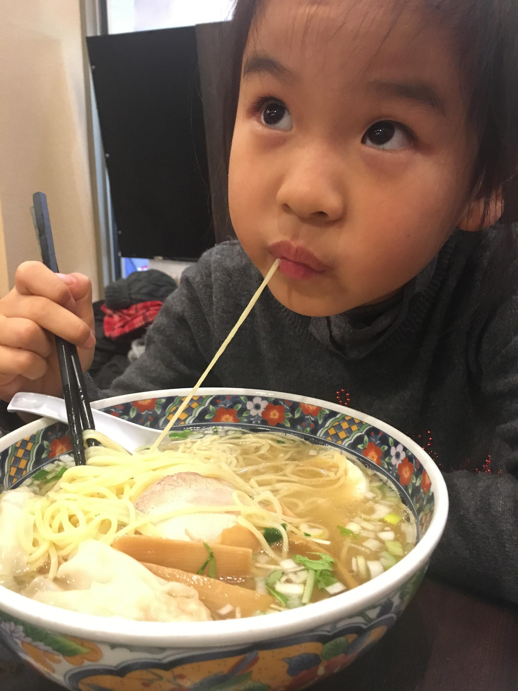 吃面自带喜感的小朋友