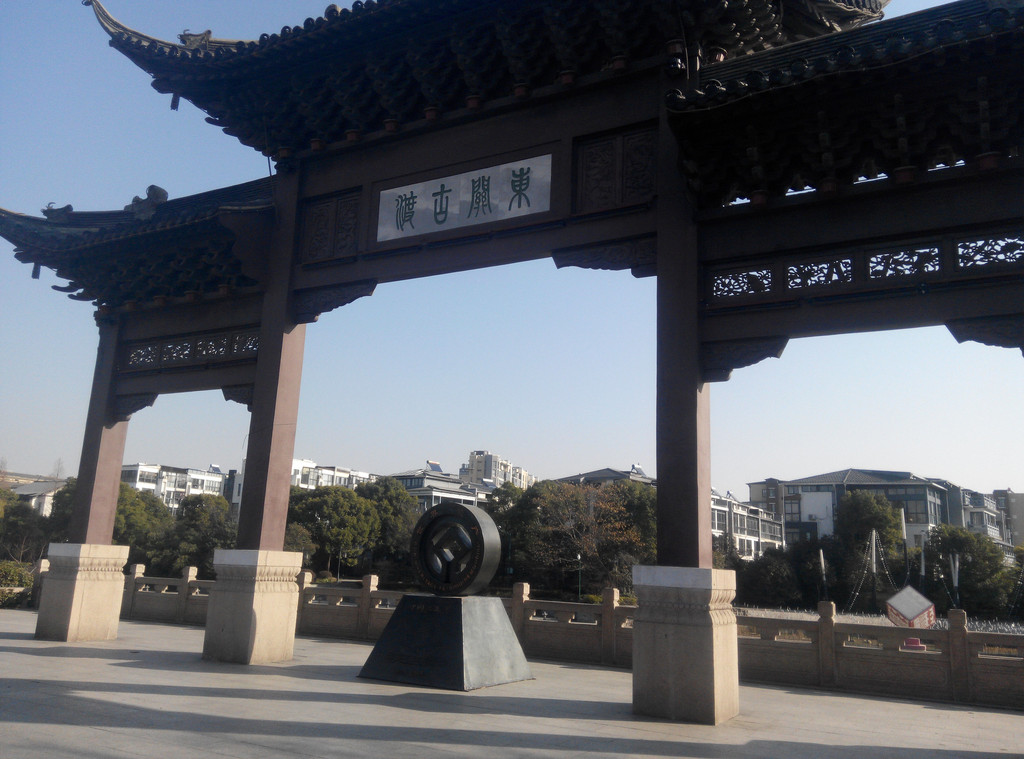 在馆的右侧是《东关古渡》,扬州东关街是扬州城里最具性的一条