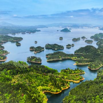 杭州千岛湖景区一日游【纯玩中心湖区登梅峰岛俯瞰全景 市区接】 杭州千岛湖景区一日游【纯玩中心湖区登梅峰岛俯瞰全景 市区接】