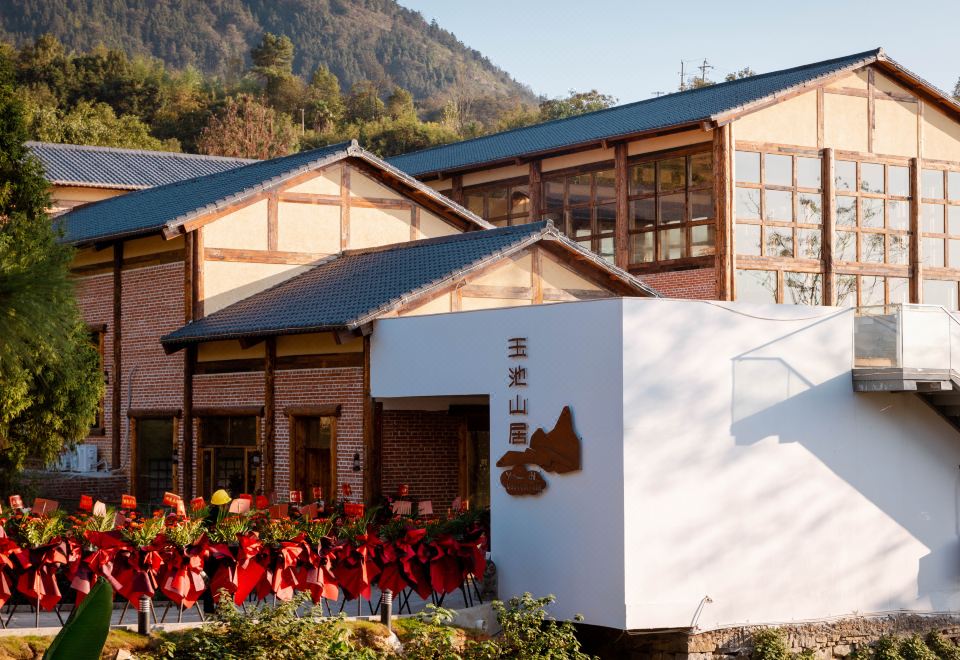 Yuchi Mountain Hotel Over view