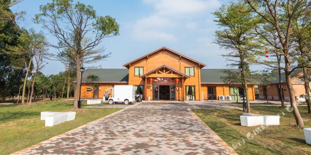 美的鹭湖汽车营地酒店(原美的鹭湖森林度假酒店) 佛山美的鹭湖汽车营地酒店(原美的鹭湖森林度假酒店)位于佛山高明区杨河镇鹭湖大道,汽车营地占地面积1200 亩。 这里依循国家五星级汽车营地标准打造,集房车营地、帐篷露营、度假木屋、越野赛道、湖边垂钓、休闲健身、拓展培训、草坪嘉年华等休闲项目于一体,倡导纯粹美式房车营地生活方式。 现有50个国家标准房车营位,为客人提供情侣款、亲子款各式特色房车住宿体验,另有19间木屋别墅、5间集装箱帐篷屋,可容纳超过200位旅客入住。 此外