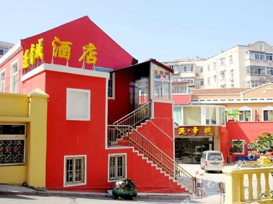 愛尊客酒店(青島遇青城台東啤酒街店)座落於青島市市北區台東特色旅遊區,近鄰青島十五中學,延安路如家快捷酒店,近鄰着名的青島登州路啤酒街,青島啤酒博物館,地處人氣鼎沸的青島核心台東商圈,緊靠登州路青島啤酒廠。有青島啤酒街、青島啤酒博物館,紅酒博物館,有青島文化街、古玩城、紅酒街;近青島科技街、遼寧路電子信息城、數碼廣場;有青島旅遊信息諮詢中心、青島紡織博物館;還有萬達廣場、利羣商廈、沃爾瑪超市、台東夜市等,可謂商賈雲集,小吃林立,是旅遊、美食、購物、休閒、聚會、住宿的理想選擇。酒店房間舒適整潔乾淨,24小時