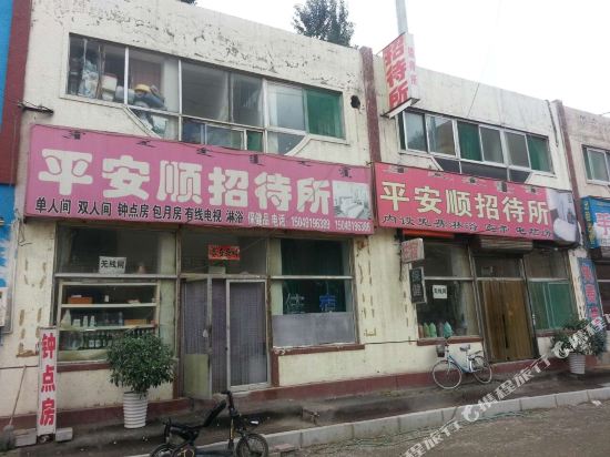 内蒙古大学民族博物馆。可惜我只看了一层就出去了。事后听人说博物馆可以好好看看,我后悔了。一层的展区叫毡乡情,里边摆的是蒙古族人的生活器具。虽然规模不如内蒙古博物院的大,可是可以近距离观看,我承受的知识反而更多了。我看到了蒙族的马鞍,驼鞍,羊皮搭子,都摸过了。那种感觉比看视频强多了。