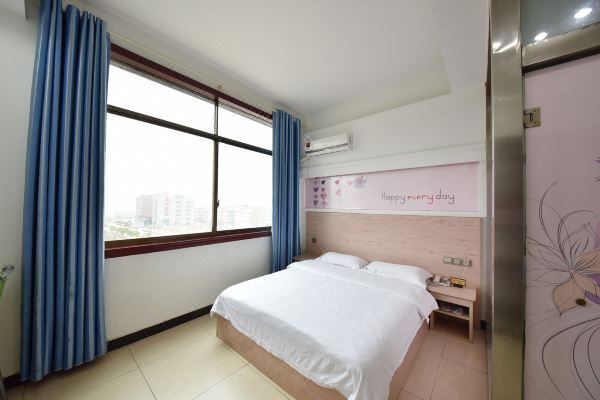 毗邻湖南中医药大学,中南大学;是长沙最舒适最经济实惠最便捷的酒店之