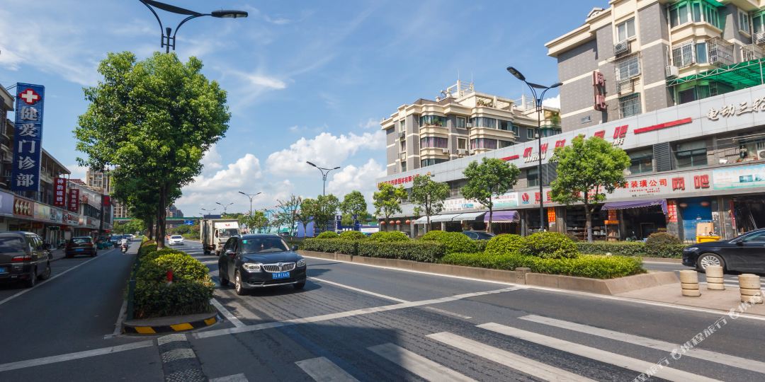 余杭区 >> 酒店  地址(位置,怎么去,怎么走):  闲林镇闲富中路110号