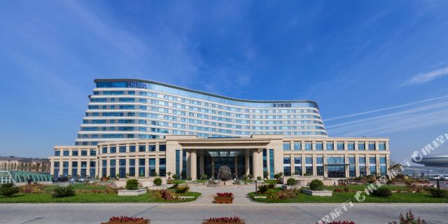 乌鲁木齐希尔顿酒店1晚+永利假日酒店温泉门票2张【酒店位于红光山4A级风景区，五星品质体验】