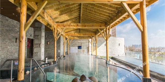 青岛红树林度假世界(珊瑚酒店)1晚+含2大1小早