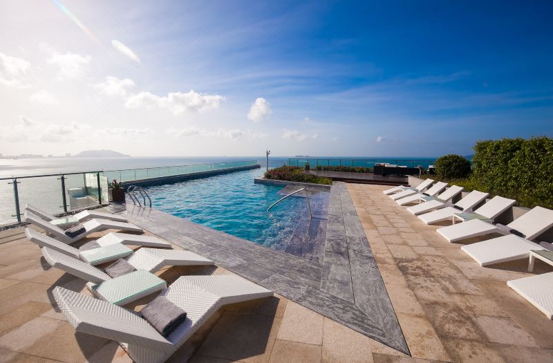 三亚康年酒店2晚,畅享屋顶无边际泳池、悬挑透