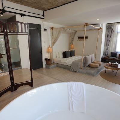 Luxury Room with Bathtub