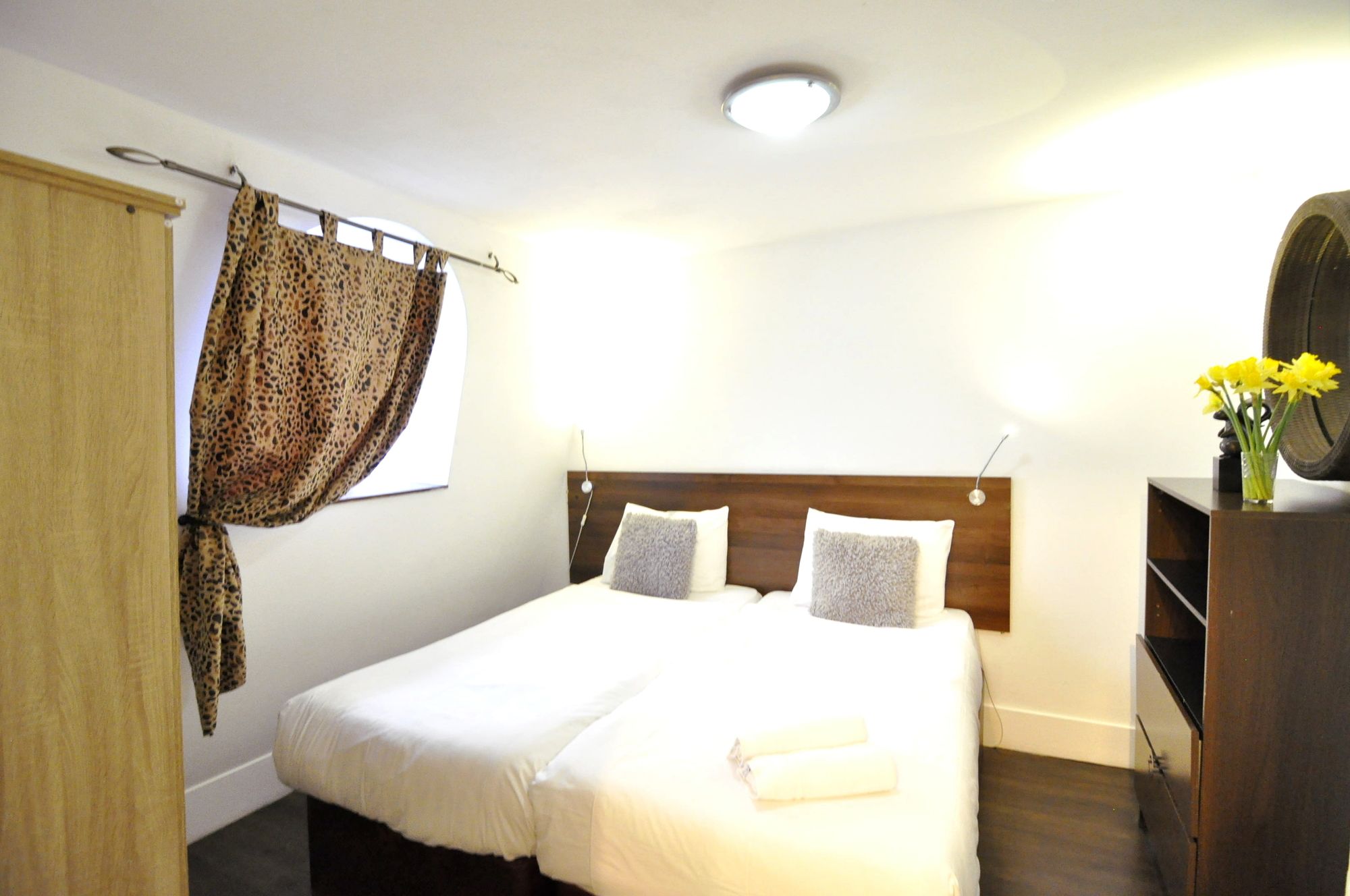 earls apartment 4 knaresborough place caravanwallboardwallpaper