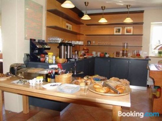若想要遊覽布爾高,弗特克內赫特潘森酒店(Hotel Pension Futterknecht)將會是一個不錯的的住宿之選。 所有極具特色的客房都配備有衣櫃/衣櫥,讓您感受到更加貼心細緻的入住體驗。電熱水壺可供使用,便捷的客房設施定能讓您倍感舒適。浴室內提供吹風機,讓您感受到賓至如歸的享受。 在一天的忙碌後,您可以在酒店盡情的享受各種體育和休閒設施。入住酒店的旅客,可以使用酒店免費停車場。