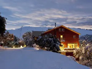 山岭顶峰山林小屋(Summit Ridge Alpine Lodge)