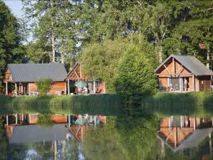 里乐湖胡托比亚乡村营地(Village Huttopia Lac de Rillé)