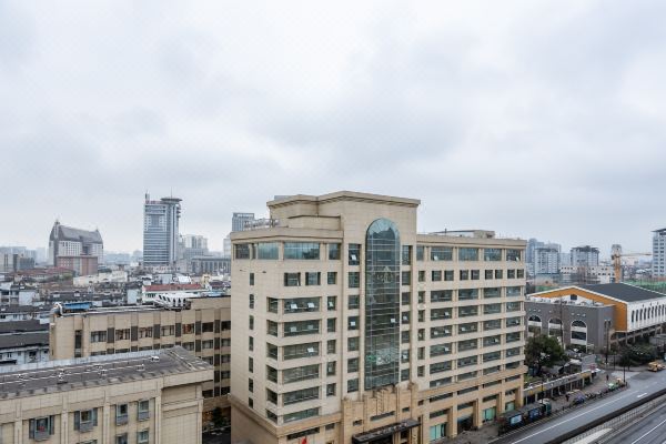 选择房间开业:2018浙江军供大厦座落于杭州市繁华的商业中心,驱车前往