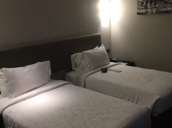 2015年开业,共有249间房 OliveTreeHotelPenang这家酒店离槟城大桥(PenangBridge)8公里,而离皇后湾广场(QueensbayMall)2.6公里,离最近的机场-槟城国际机场(PenangInternationalAirport)3公里。这家酒店提供24小时服务台。这间这家酒店的每间房型均提供中央空调、电视设备、私人厕所、鞋子以及电吹风。OliveTreeHotelPenang这家酒店地处峇六拜(BayanLepas),内设美食餐厅。