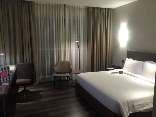 2015年开业,共有249间房 OliveTreeHotelPenang这家酒店离槟城大桥(PenangBridge)8公里,而离皇后湾广场(QueensbayMall)2.6公里,离最近的机场-槟城国际机场(PenangInternationalAirport)3公里。这家酒店提供24小时服务台。这间这家酒店的每间房型均提供中央空调、电视设备、私人厕所、鞋子以及电吹风。OliveTreeHotelPenang这家酒店地处峇六拜(BayanLepas),内设美食餐厅。