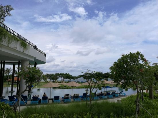 定的池景房,酒店免费升级到了海景套房,说是有90平米,感觉比内地高层的120平米房子还大,风景无敌。就此房间做一点评吧。 房间卫生:非常整洁,提供了6块浴巾(太多了);两把雨伞。客房打扫至少两次,一次白天正常打扫,一次夜床整理,每次都把浴巾更新。 周边环境:其他点评够多了,只提一点,也只提供一张图片,酒店及周边卫星地图,其实酒店周围吃的、购物的地方挺多,步行也都在10分钟以内,话说从我住的地方到酒店门口步行就要5分钟,所以真的很近 酒店服务:非常好,除了没有中文服务外,其他都满意。外出,可让酒店电瓶车送到