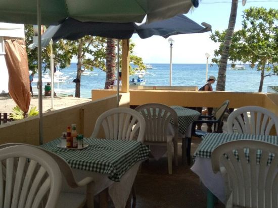 1992年开业,2011年装修,共有16间房 AquaticaBeachResort酒店位于邦劳(Panglao),设有餐厅和覆盖所有区域的免费无线网络连接,距离AlonaBeach海滩仅有2分钟的步行路程,距离保和养蜂场(BoholBeeFarm)和HinagdananCave洞4公里。 每间空调客房均设有休息区、有线电视以及带淋浴的浴室,享有湖景。 酒店距离DauisChurch教堂3公里,距离邦劳机场(PanglaoAirport)10公里,距离塔比拉兰(Tagbilaran)市和塔比拉兰机场(Ta