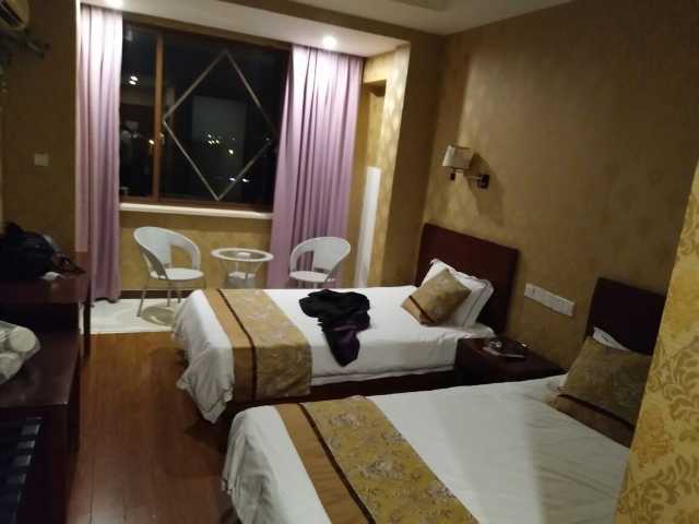 酒店回复:尊敬的宾客,感谢您下榻苏州千屿欧森酒店。接待远道而来的客人,绽放的笑脸是我们最初的标识,轻柔的语言希望如微风拂去旅程的疲惫!酒店距离苏州北站约10分钟车程,酒店内拥有免费停车场,环境优雅,安静舒适!价格优惠,性价比极高!真诚期待您的再次光临!