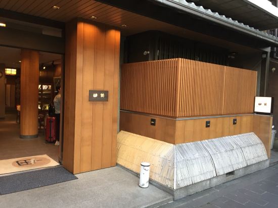 1999年开业,2012年装修,共有24间房 坐落于京都御所/乌丸的田鹤酒店(Tazuru),会让您在京都拥有别样的体验,开展一段难忘的旅行。旅客们会发现舞香舞伎体验、宫川町歌舞剧场和惠比寿神社距离酒店都不远。 所有极具特色的客房都配备有国际长途电话、雨伞和空调,让您感受到更加贴心细致的入住体验。服务人员会提前为您准备好电热水壶和咖啡壶/茶壶,以满足您的饮水需求。倘若您在忙碌的一天后想在自己的客房内放松,提供拖鞋、24小时热水和浴缸的客房浴室是不错的选择。酒店内的西餐厅供应特色菜肴,来满足旅客的需求。大堂