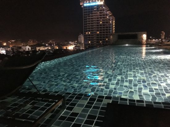 2016年开业,2016年装修,共有125间房 普吉岛盖格酒店位于芭东,靠近邦拉拳击馆和邦拉夜街。附近还有江西龙购物中心和芭东海滩。 普吉岛盖格酒店,客房设施包括空调、平板电视、迷你吧和阳台。连接浴室提供淋浴设施和免费洗浴用品。 普吉岛盖格酒店,酒店设有屋顶游泳池和餐厅,以及提供免费无线网络连接。酒店设有24小时前台;工作人员可以提供旅游信息。