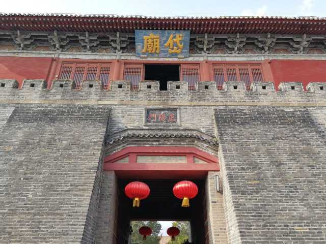 离泰山景区红门入口特别近,旁边还有岱庙!
