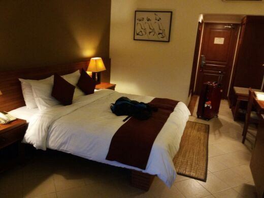 2004年开业,2012年装修,共有62间房 TheViraBaliBoutiqueHotel&Suite(巴厘岛维拉酒店),位于巴厘岛库塔地区,交通便捷,毗邻WaterbomPark水上公园、DiscoveryShoppingMall购物中心和海滩,到机场也仅需几分钟的时间。入住于此,不管您是出行、购物还是游玩,都非常便利。 酒店客房设施齐全,环境舒适温馨,同时可俯瞰游泳池美景。客房内配备有线电视、迷你吧、安全保管箱和私人阳台,在每一个舒适的夜晚,您都可在习习清风的吹拂下,眺望远处海面的