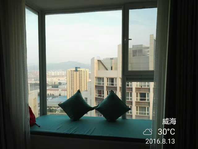 优点: 地理位置离市区较远,但非常适合去海边游玩的人群,下楼穿过林海公园就是沙滩和海边。有很多水上娱乐项目。这个时候是淡季,人很少,特别适合家庭游玩。 酒店设施不错,价格也实惠,早餐自助品种多。 缺点:房间隔音一般。(隔壁大哥呼噜声好有穿透力,小孩子哭闹更是.