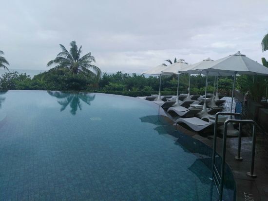 2012年开业,共有203间房 SheratonBaliKutaResort(巴厘岛库塔喜来登度假酒店),位于巴厘岛库塔海滩区,靠近购物区与库塔纪念品市场等。您可在此享受度假的悠闲时光,也可感受购物的无限乐趣。酒店周边景色优美,蕴含人文与自然的气息,给人宁静淡雅之感。 酒店拥有设备先进的客房与套房,糅合了时尚的巴厘岛风情与奢华格调。走出宽敞的私人阳台,或穿过大门步入热带社交庭院,您将欣赏到库塔海滩和巴厘海峡的迷人美景。清爽舒适的客房