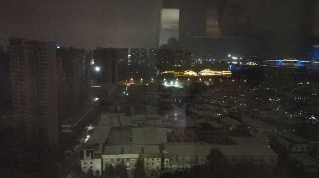地段不错,就在万达金街旁边,楼很高很好找,环境也不错,酒店大堂高大上,房间够用,卫浴区也不错,够大,洗手池不会堵水这点不错,电动窗帘窗纱,电视很多外国频道,床也很软很舒适!住的还不错,不过这边提几点自己的感受,1、我快14点到的酒店,被告知房间在打扫暂时没有房间,需要等,问要等多久,女前台说要一个小时,一个小时,一个小时,然后就没然后了,就这么在大堂做着干等,期间酒店吧台的美女有过来问需要饮料么,这点赞一下,后来实在犯困的不行,又去前台催,这时候另外一个女前台接待的,帮我打电话问了,还是没有打扫完,不过态